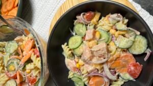 Salada refrescante de salmão
