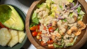 Salada para o verão com filé de camarão
