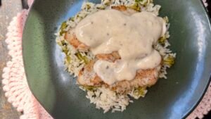 Tilápia com molho de limão e arroz com brócolis