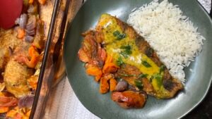 Filé de surubim com legumes assados e molho de maracujá